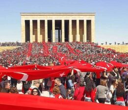 Başkent bayraklarla donatıldı