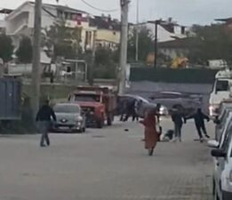 Bıçaklı sopalı kavga kanlı bitti: 1’i ağır 2 yaralı