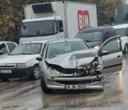 Bursa’da yağışlı hava kaza getirdi! Otomobil, cipe çarptı: 2 yaralı