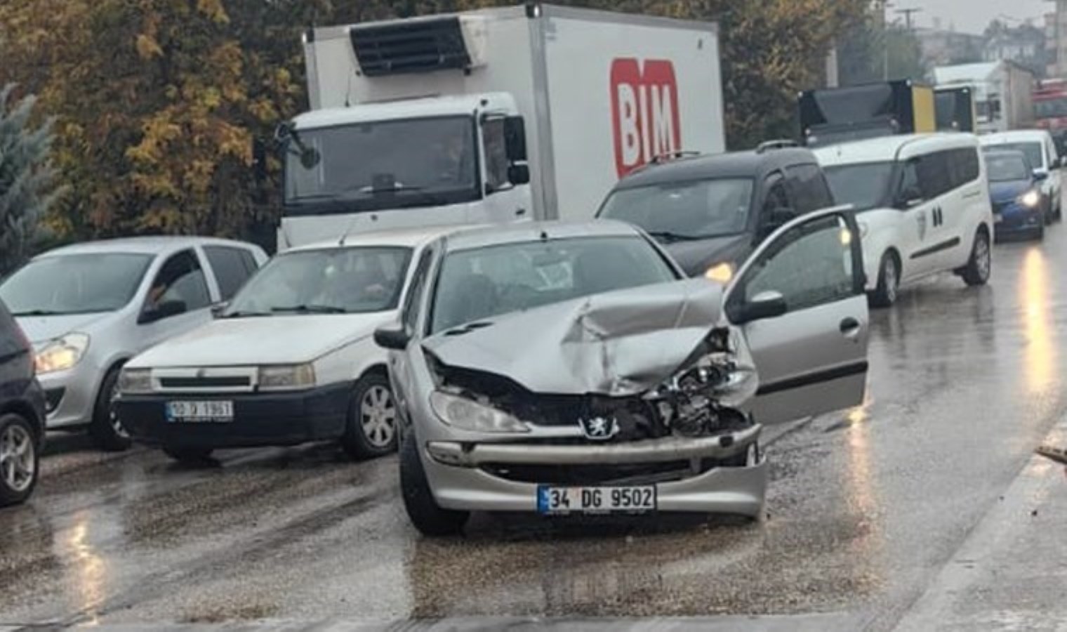 Bursa’da yağışlı hava kaza getirdi! Otomobil, cipe çarptı: 2 yaralı