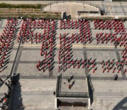 Cumhuriyet için 7’den 70’e zeybek oynadılar