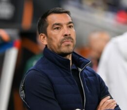 Derbi öncesi konuştu: Giovanni van Bronckhorst’tan Galatasaray açıklaması!