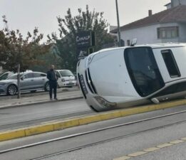 Devrilen otomobil tramvay seferlerini aksattı