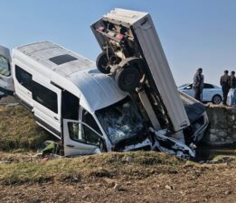 Diyarbakır’da zincirleme kaza: 15’i öğretmen, 17 yaralı!