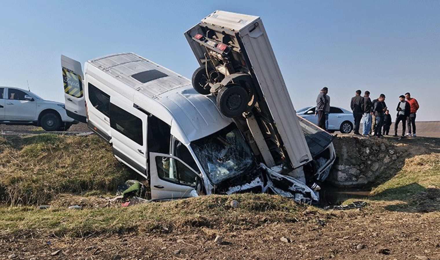 Diyarbakır’da zincirleme kaza: 15’i öğretmen, 17 yaralı!