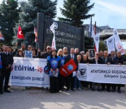 Eskişehir Osmangazi Üniversitesi önünde protesto: “Cumhuriyet düşmanlarını üniversitelere kimse sokamaz”