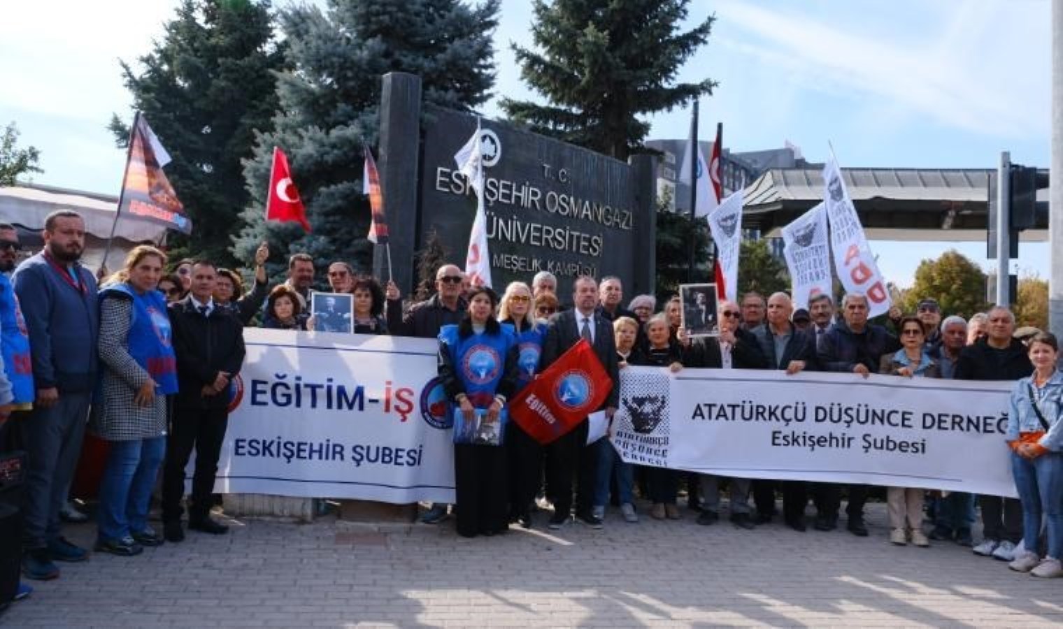 Eskişehir Osmangazi Üniversitesi önünde protesto: “Cumhuriyet düşmanlarını üniversitelere kimse sokamaz”