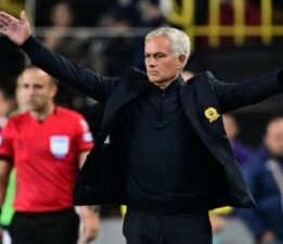 Fenerbahçe antrenmanında talihsiz an: Jose Mourinho futbolcuyla çarpıştı!