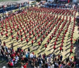 Gaziemir’de 750 kişi Cumhuriyet için harmandalı oynadı