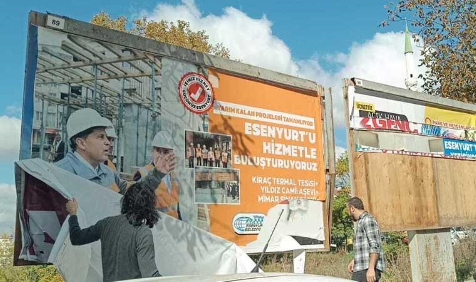 İlk icraat fotoğraf sökmek: Esenyurt’ta Ahmet Özer ve CHP duyuruları kaldırıldı