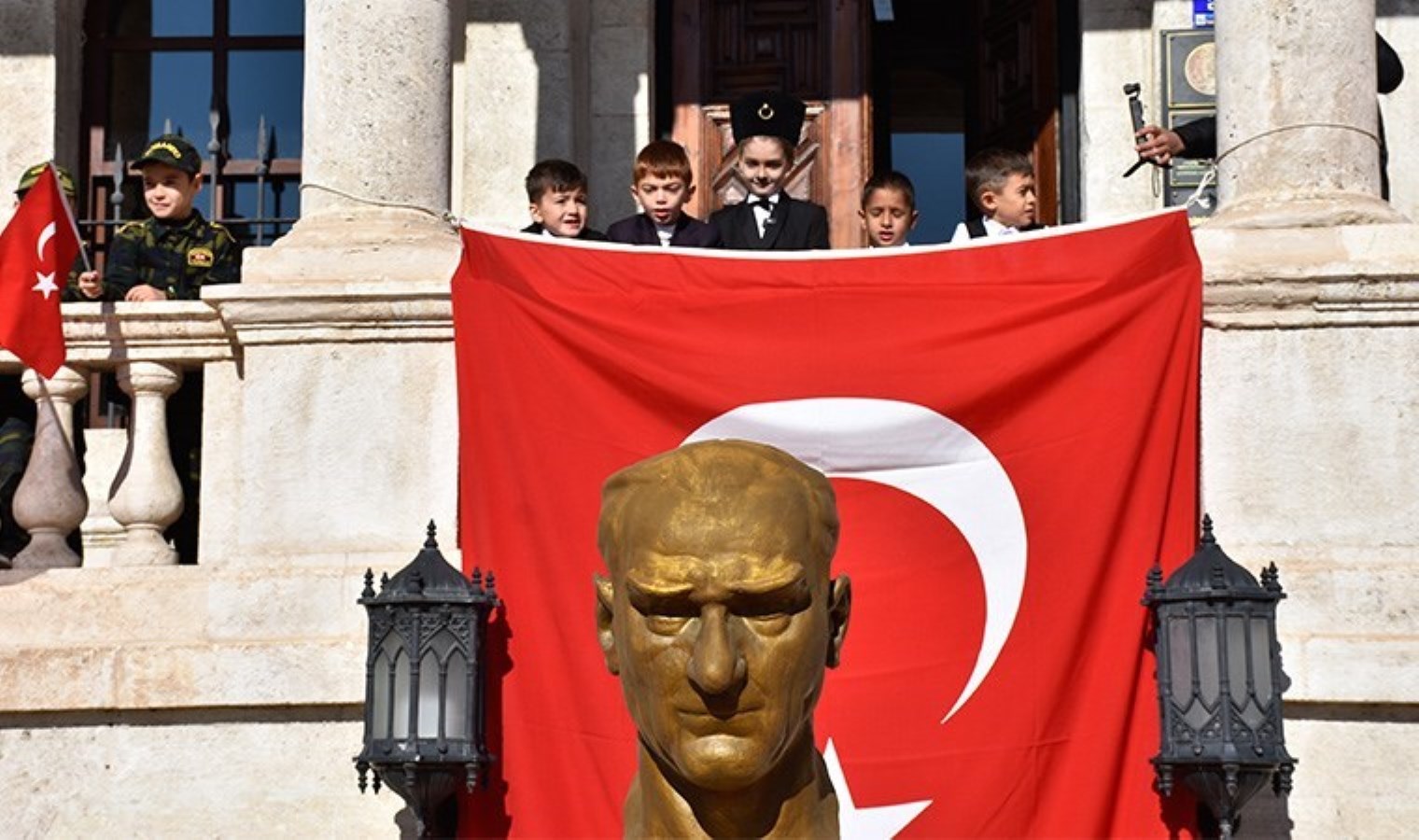 İlkokul öğrencileri Cumhuriyet’in ilanını, temelinin atıldığı yerde canlandırdı