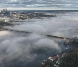 İstanbul’da iki yaka arasındaki sis bulutu kartpostallık görüntü oluşturdu