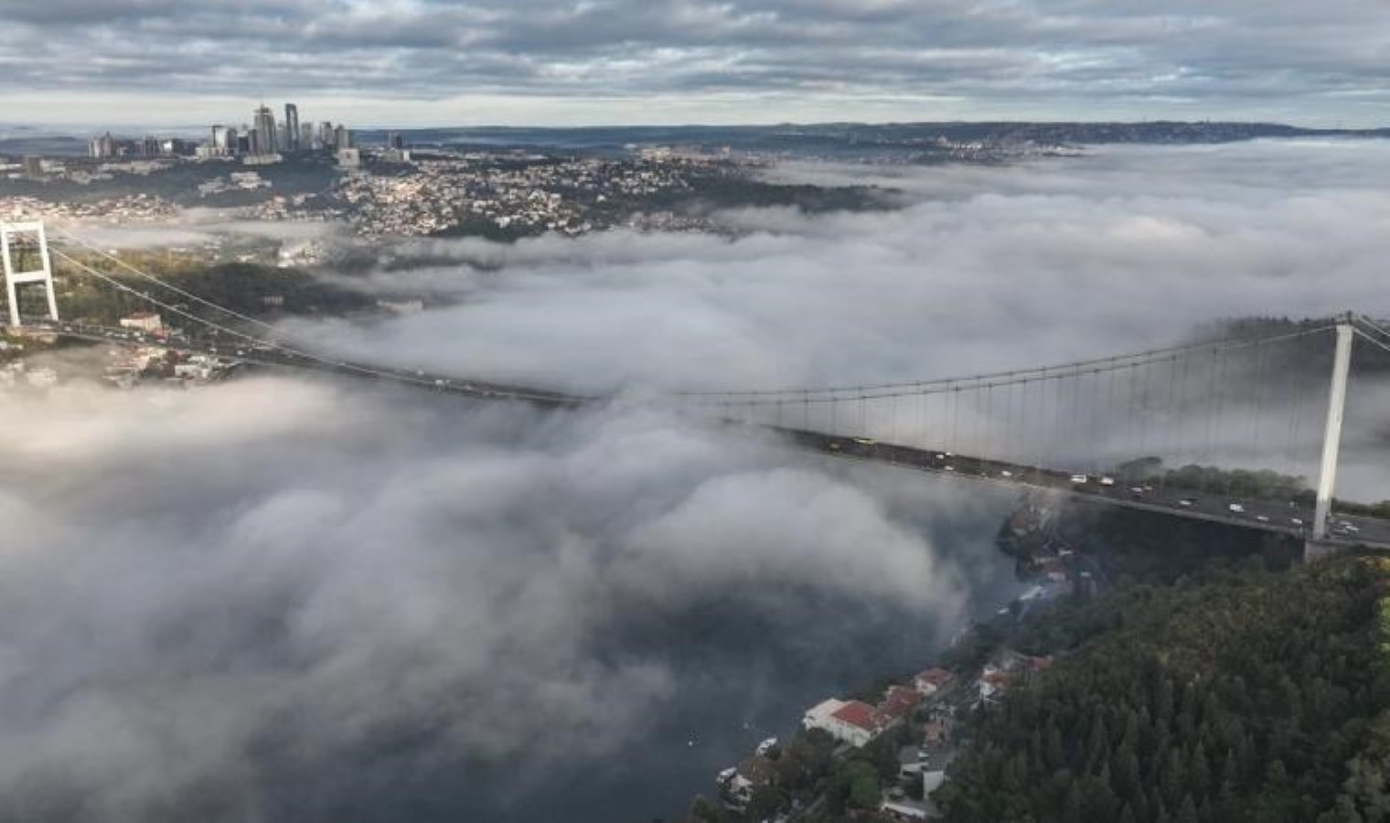 İstanbul’da iki yaka arasındaki sis bulutu kartpostallık görüntü oluşturdu