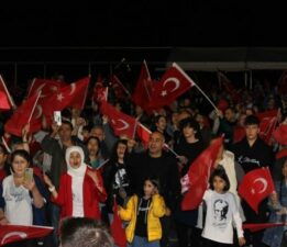 İzmir’de Kordon kırmızı-beyaza büründü