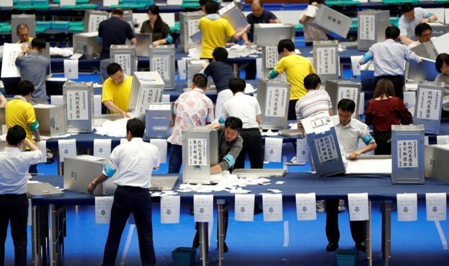 Japonya’da halk sandık başına gitti