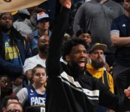 Joel Embiid, havlu salladığı için teknik faul aldı!