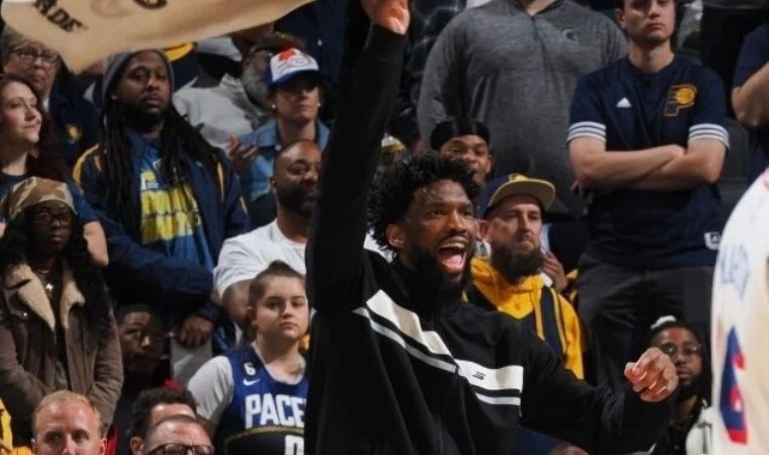 Joel Embiid, havlu salladığı için teknik faul aldı!