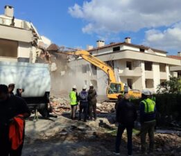 Karot örneğinde ‘çürük’ çıkmıştı: Bakırköy’de 5 bloklu bir sitenin yıkımına başlandı