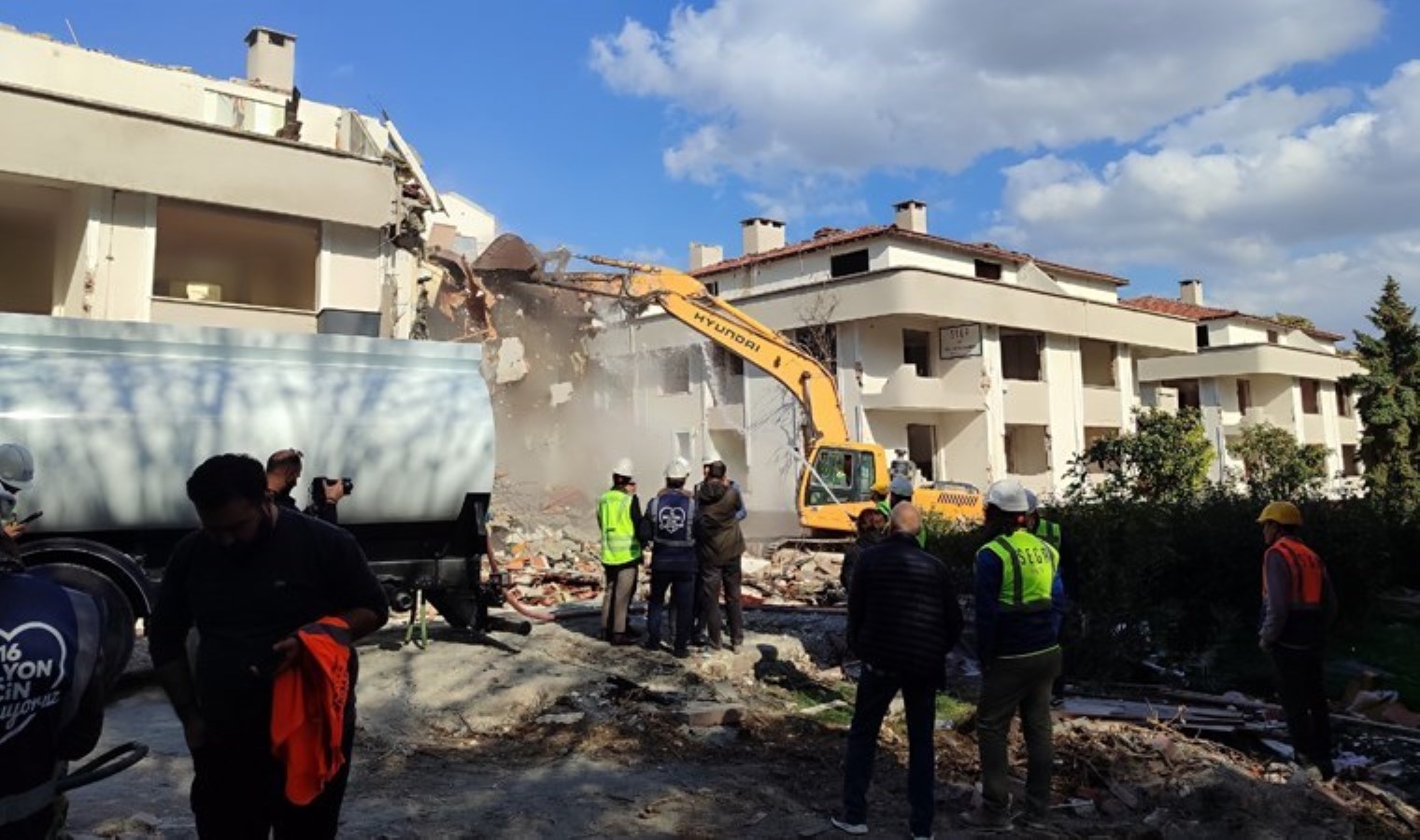 Karot örneğinde ‘çürük’ çıkmıştı: Bakırköy’de 5 bloklu bir sitenin yıkımına başlandı