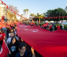 Mersin’de 101 metre uzunluğunda Türk bayrağıyla yürüyüş yapıldı