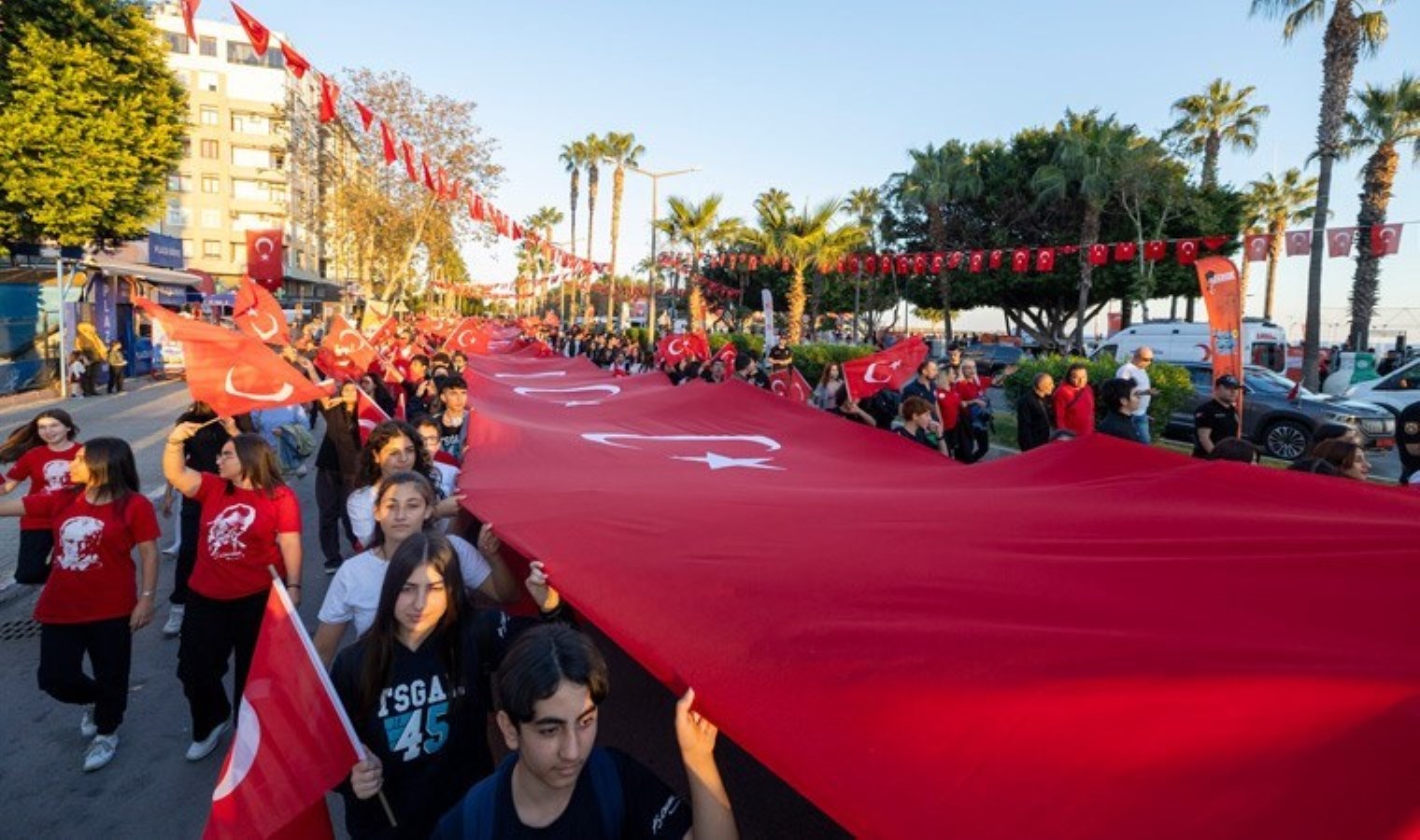 Mersin’de 101 metre uzunluğunda Türk bayrağıyla yürüyüş yapıldı