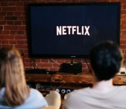 Netflix filmlerdeki stratejisini değiştirmeye başlıyor