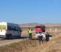 Okul servisi ile otomobil çarpıştı: Ölü ve yaralılar var