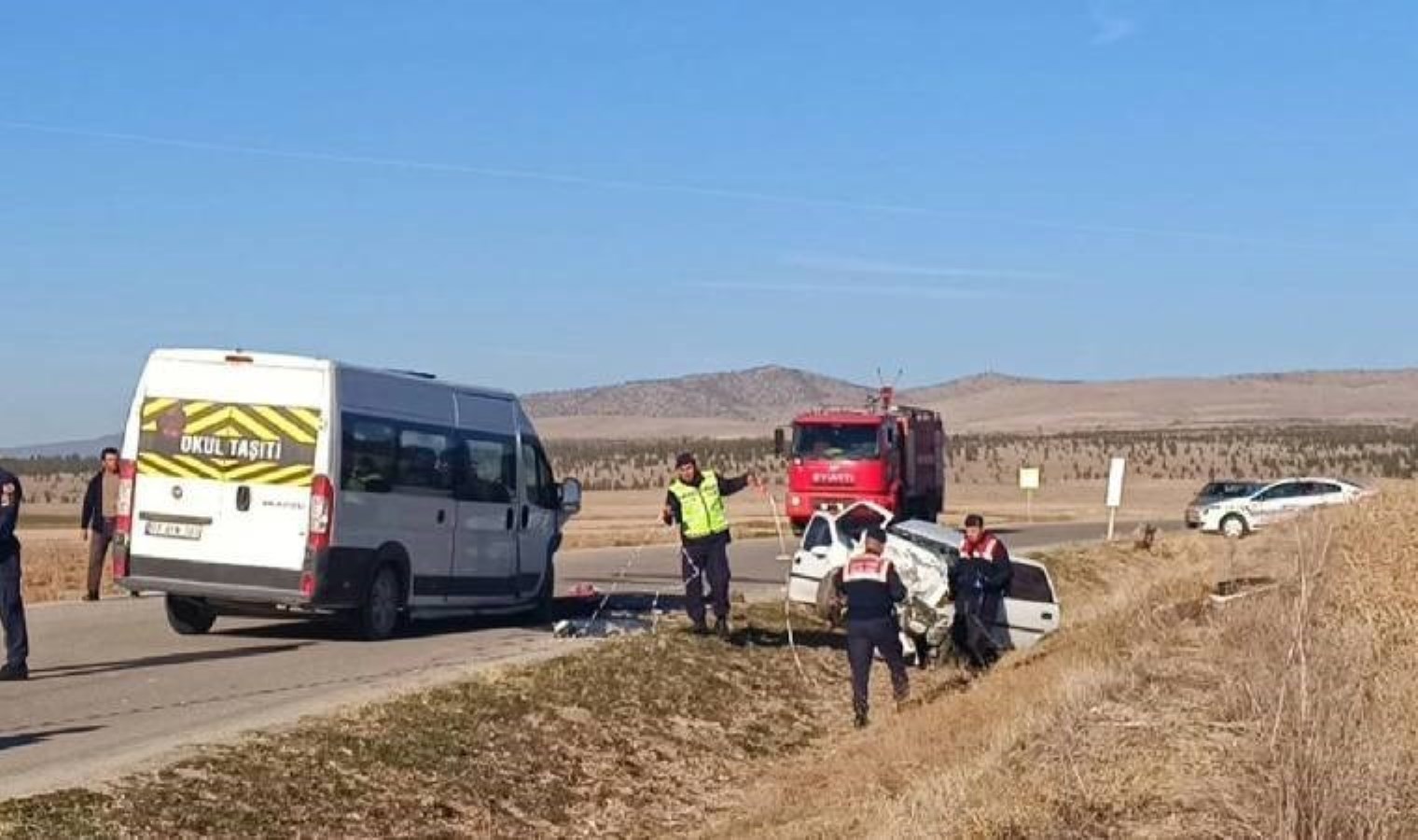 Okul servisi ile otomobil çarpıştı: Ölü ve yaralılar var