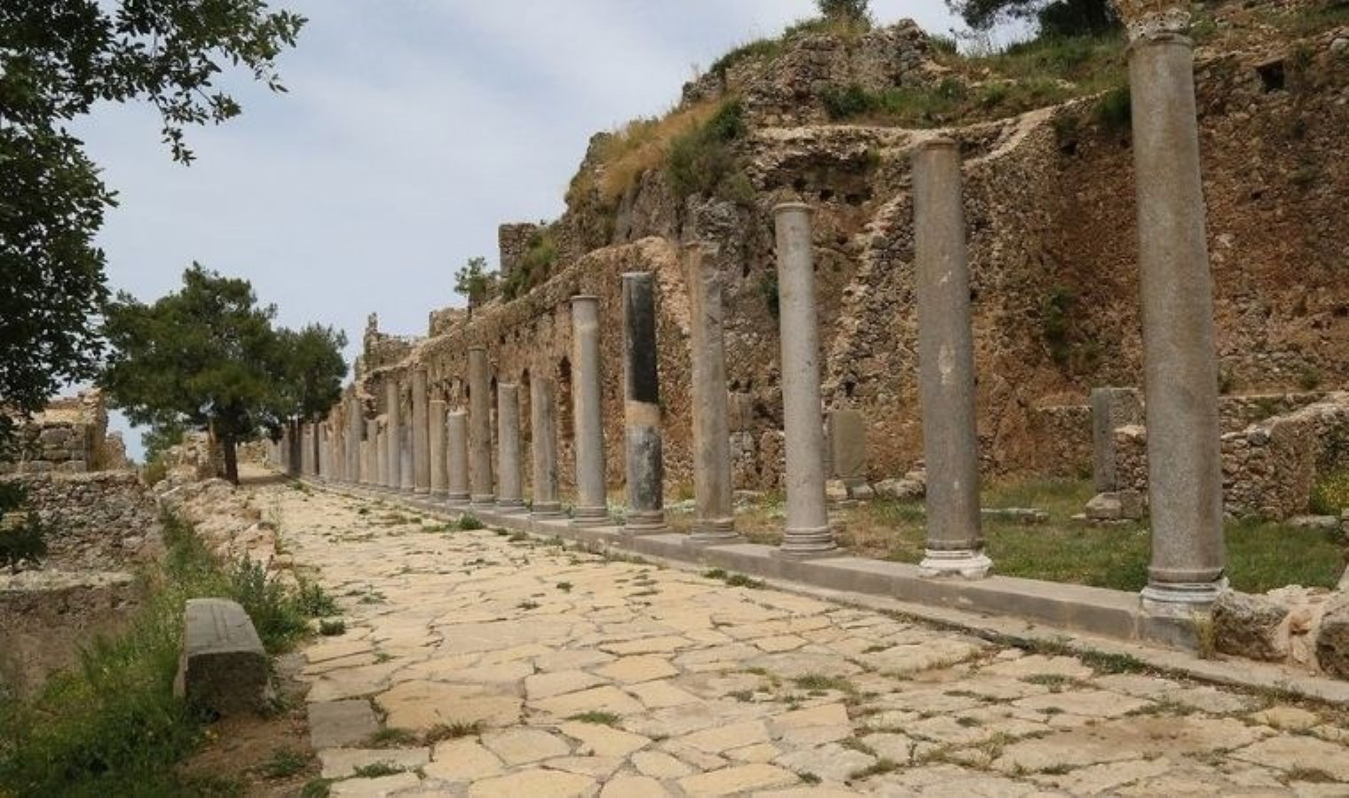 Syedra Antik Kenti’ndeki tiyatro gün yüzüne çıkarılıyor