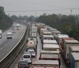 Yolcu otobüsü TIR’a çarptı… Kilometrelerce araç kuyruğu oluştu!