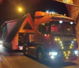 Ahşap ev taşıyan TIR, tünel girişindeki tabelaya takıldı