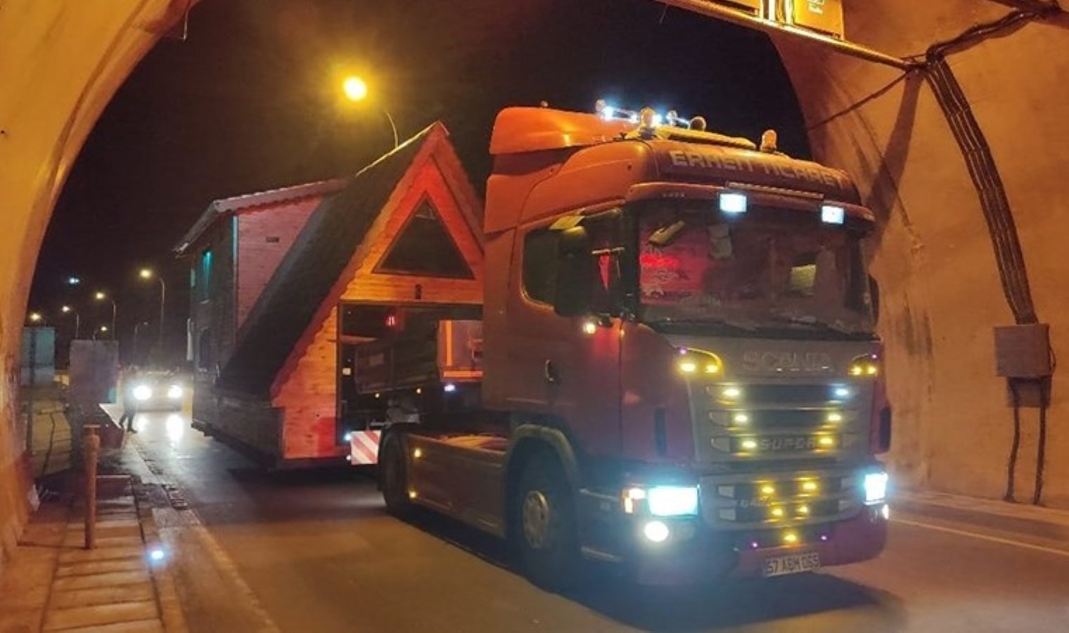 Ahşap ev taşıyan TIR, tünel girişindeki tabelaya takıldı