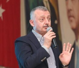 AKP’li Kocaeli Büyükşehir Belediyesi Başkanı Tahir Büyükakın’dan Ekrem İmamoğlu’na: Sen ahmaksın, hakaretse dava aç