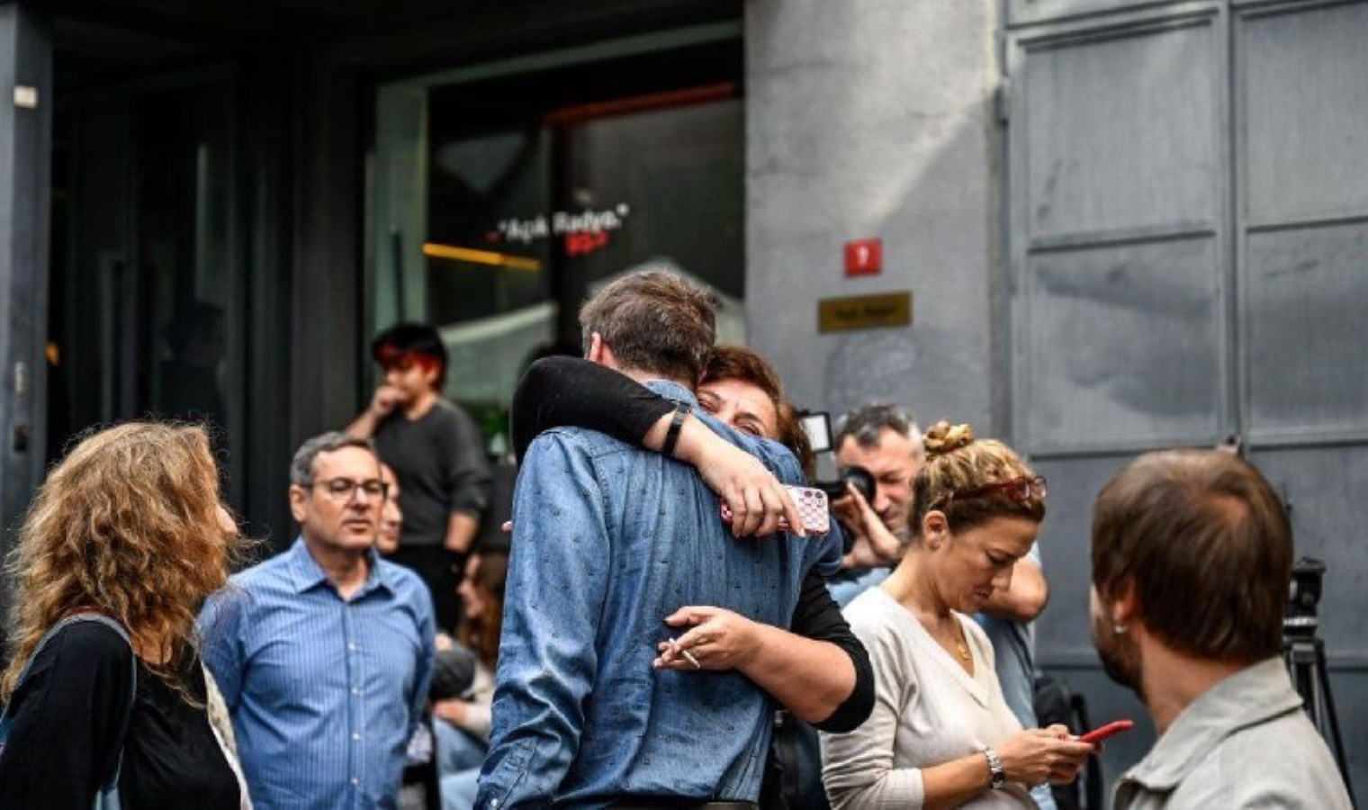 Apaçık Radyo: Lisansı iptal edilen Açık Radyo, internet yayınıyla geri dönüyor