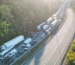 Artvin-Rize karayolu ‘heyelan’ yüzünden kapandı: Uzun araç kuyrukları oluştu