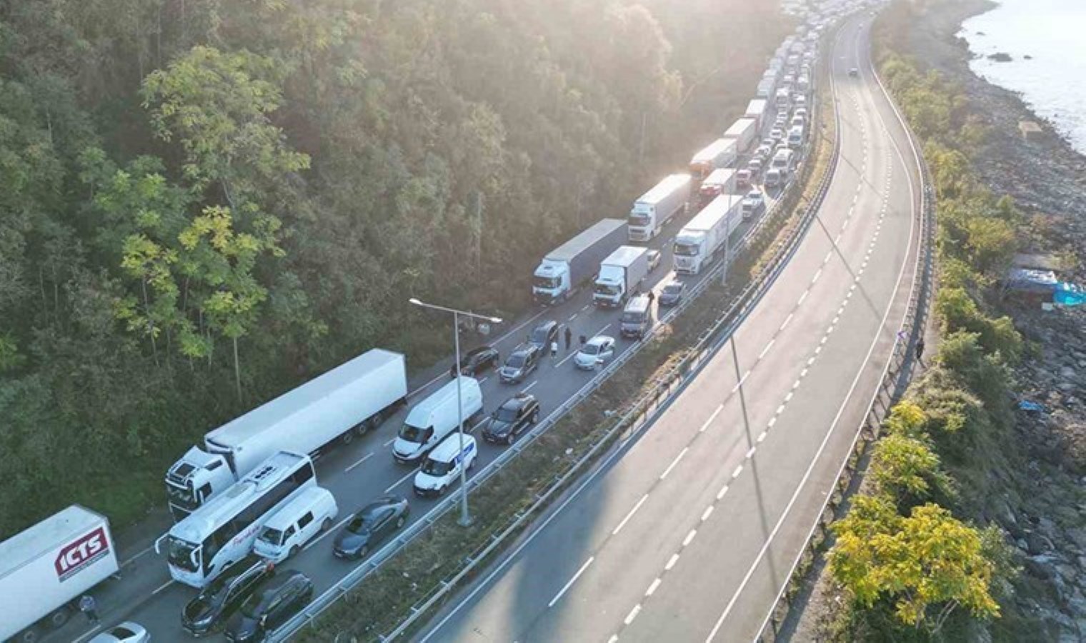 Artvin-Rize karayolu ‘heyelan’ yüzünden kapandı: Uzun araç kuyrukları oluştu