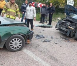 Balıkesir’de otomobiller kafa kafaya çarpıştı: Yaralılar var!