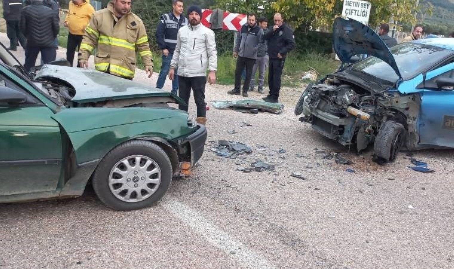 Balıkesir’de otomobiller kafa kafaya çarpıştı: Yaralılar var!