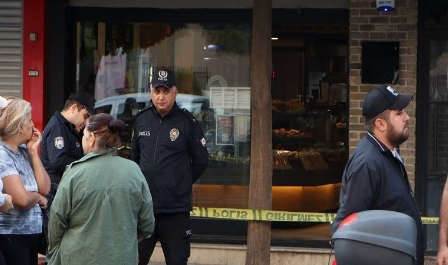 Barışma teklifini reddeden eski sevgilisini vurduktan sonra intihar eden polis öldü