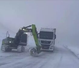 Bayburt’ta TIR kar nedeniyle yolda kaldı: İş makinesiyle kurtarıldı