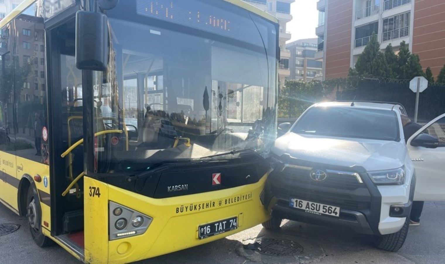 Belediye otobüsü kamyonetle çarpıştı: 1 yolcu yaralandı