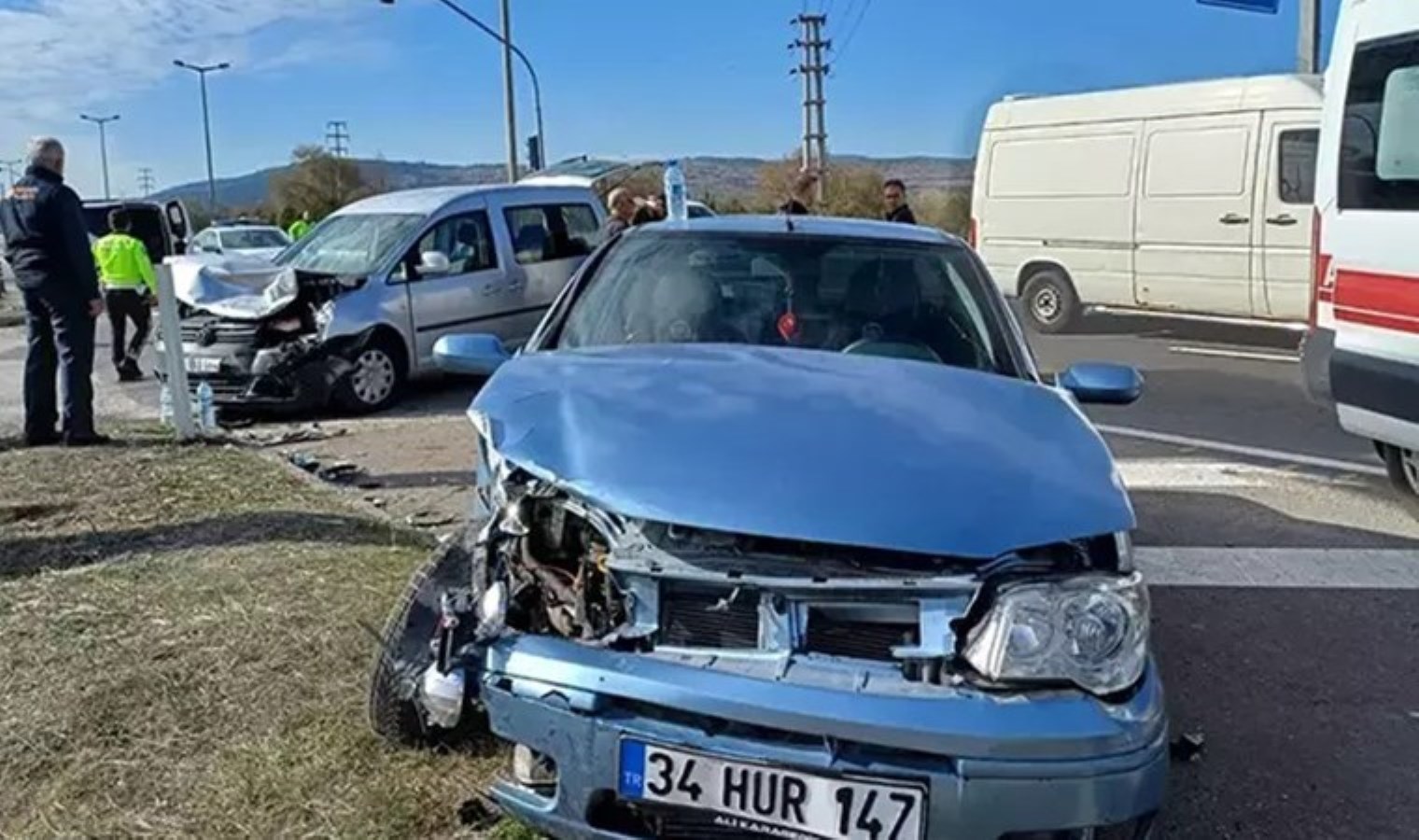 Bolu D-100’de feci kaza! Hafif ticari araç ile otomobil çarpıştı: 7 yaralı