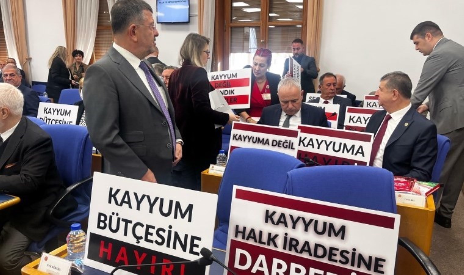 Bütçe görüşmelerinde CHP ve DEM milletvekillerinden kayyum protestosu: ‘Kayyum değil sandık temizler’