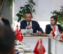 CHP lideri vekillerin eleştirilerini dinledi