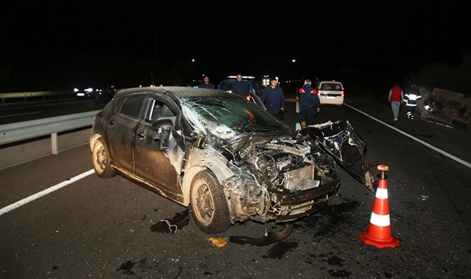 Edirne’de düğün dönüşü feci kaza! Kamyonete otomobil çarptı: 6 yaralı