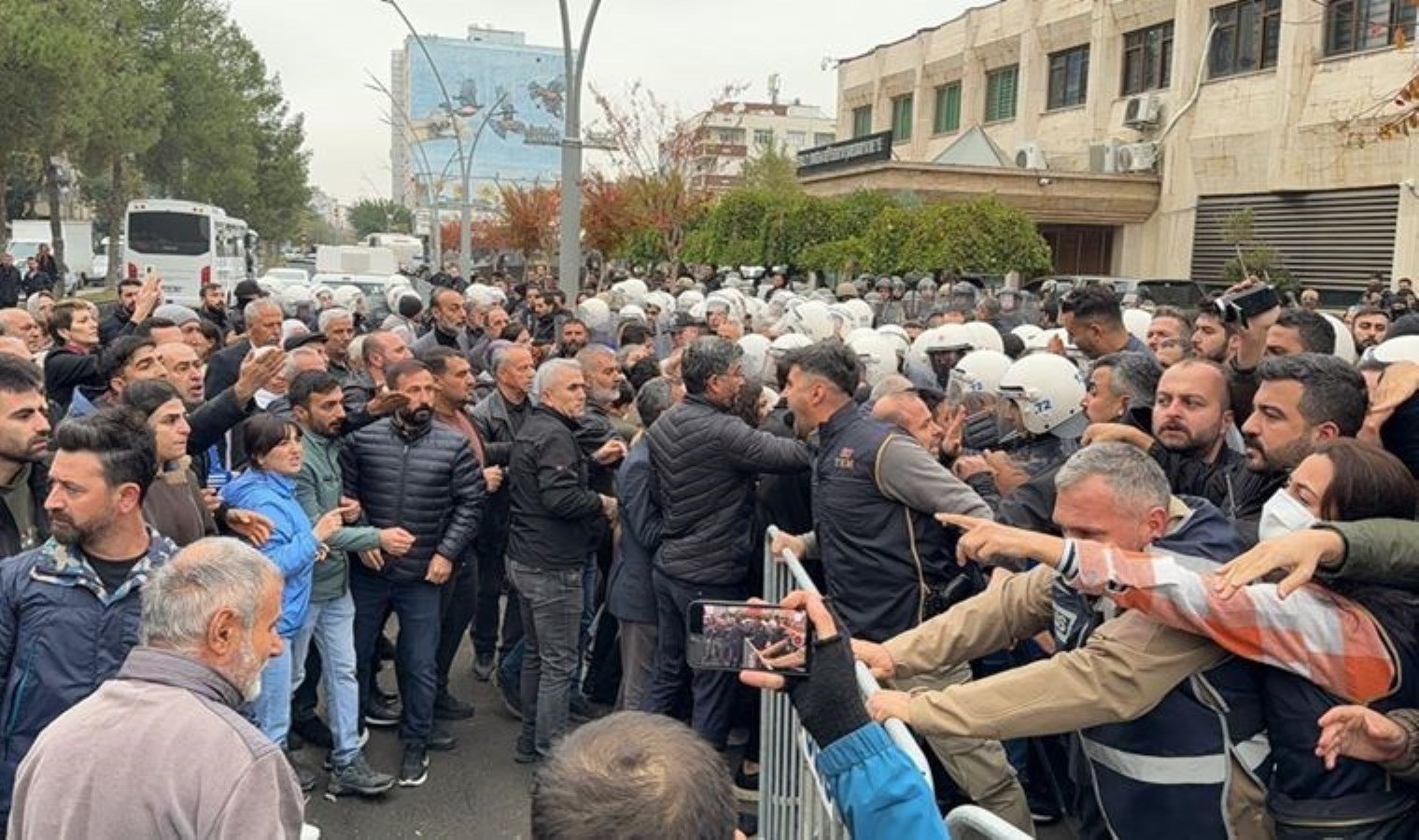 Emniyet Genel Müdürlüğü açıkladı: ‘Kayyum’ protestolarında 140 kişi gözaltına alındı