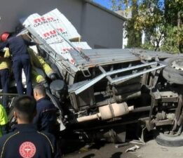 Faciadan dönüldü… Gaz beton yüklü kamyon 2 katlı binaya girdi!