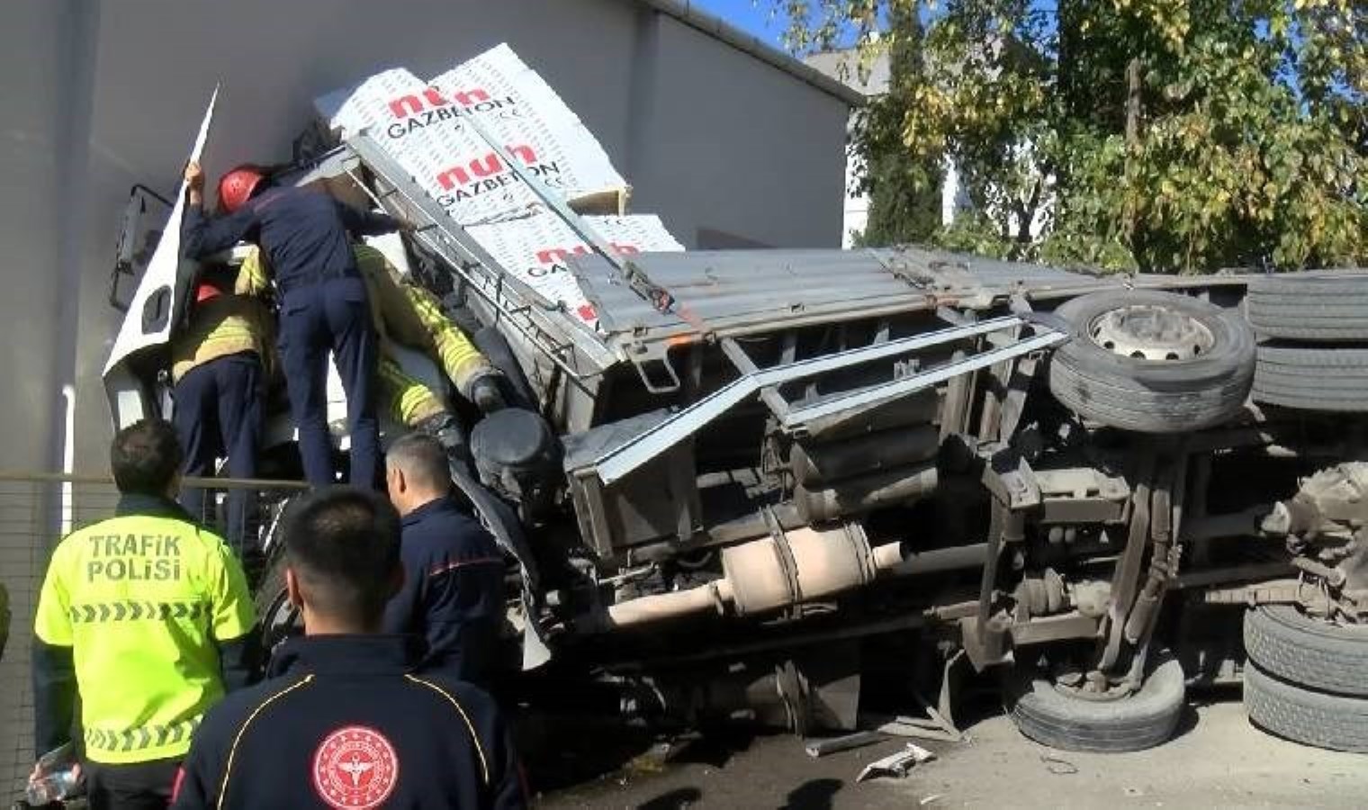 Faciadan dönüldü… Gaz beton yüklü kamyon 2 katlı binaya girdi!