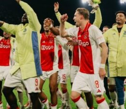 Francesco Farioli’nin Ajax’ı, derbide lider PSV’nin serisini bitirdi!