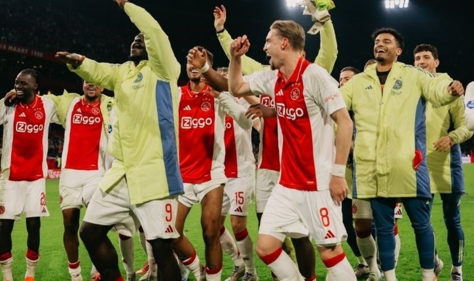 Francesco Farioli’nin Ajax’ı, derbide lider PSV’nin serisini bitirdi!